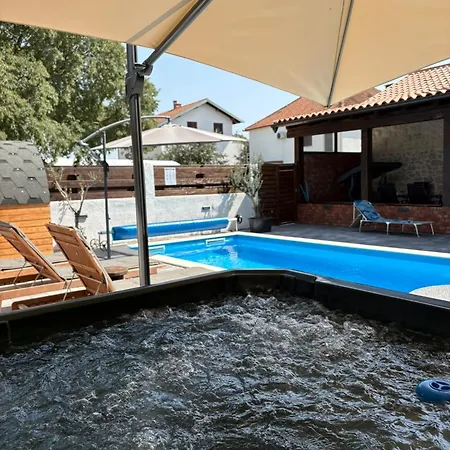 Niko Zadarvillas *